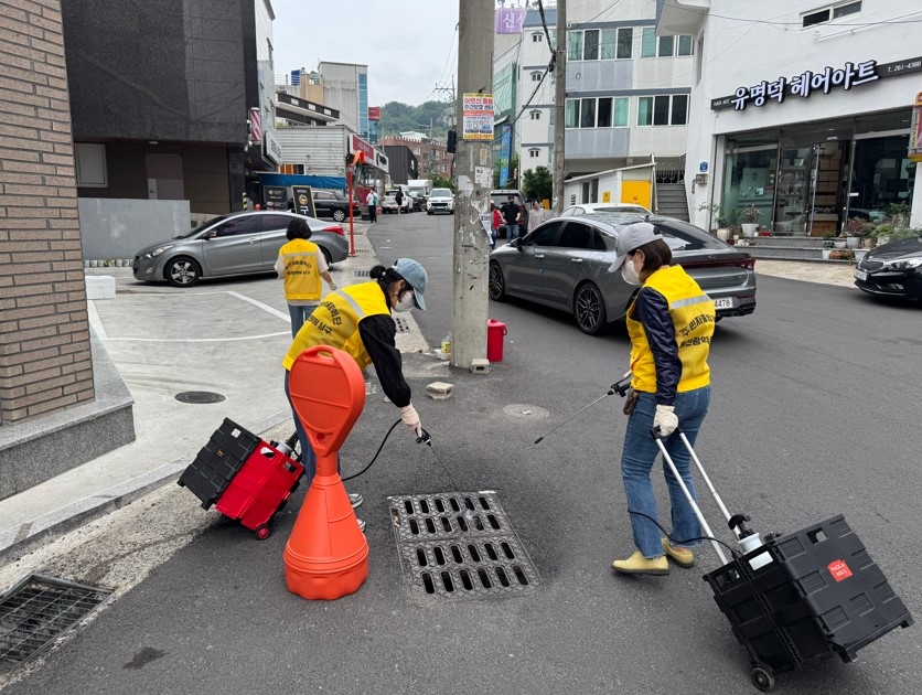 수암동 주민자율방역단, 여름철 대비 주민 주도 방역활동 실시