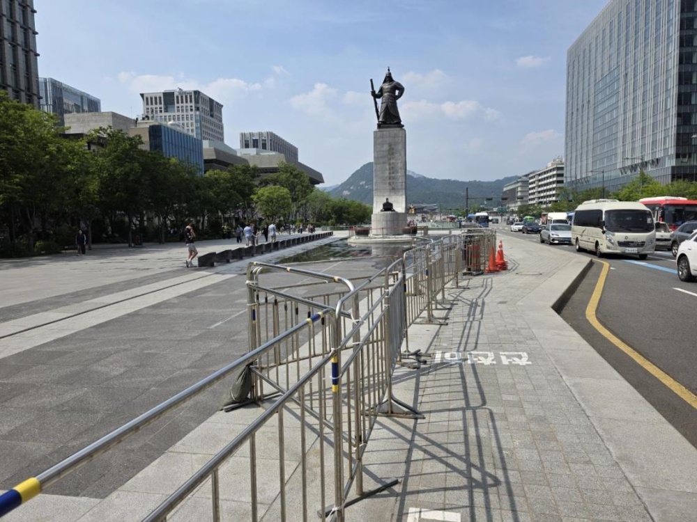 ‘안심하고 걷는 광화문광장’…특수 콘크리트 화분으로 시민 안전 지킨다