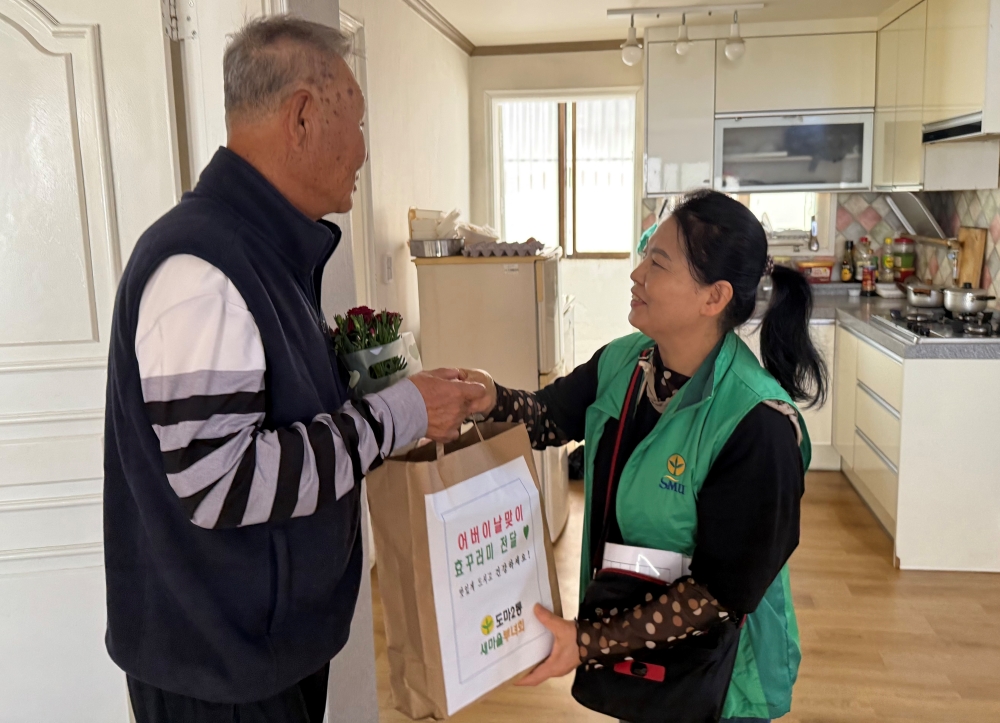 ‘혼자가 아니에요’ 도마2동 새마을부녀회, 사랑의 효꾸러미 전달