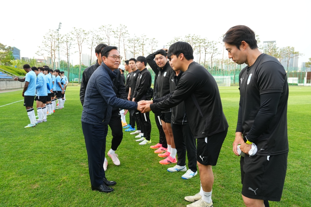 김석필 천안시장 권한대행, 천안시티FC 선수단 격려 방문