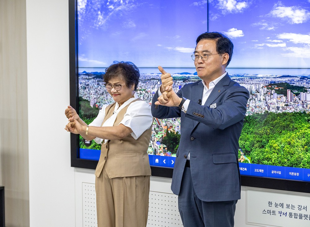 진교훈 강서구청장, 농아인의 날 맞아 수어로 투표 참여 독려