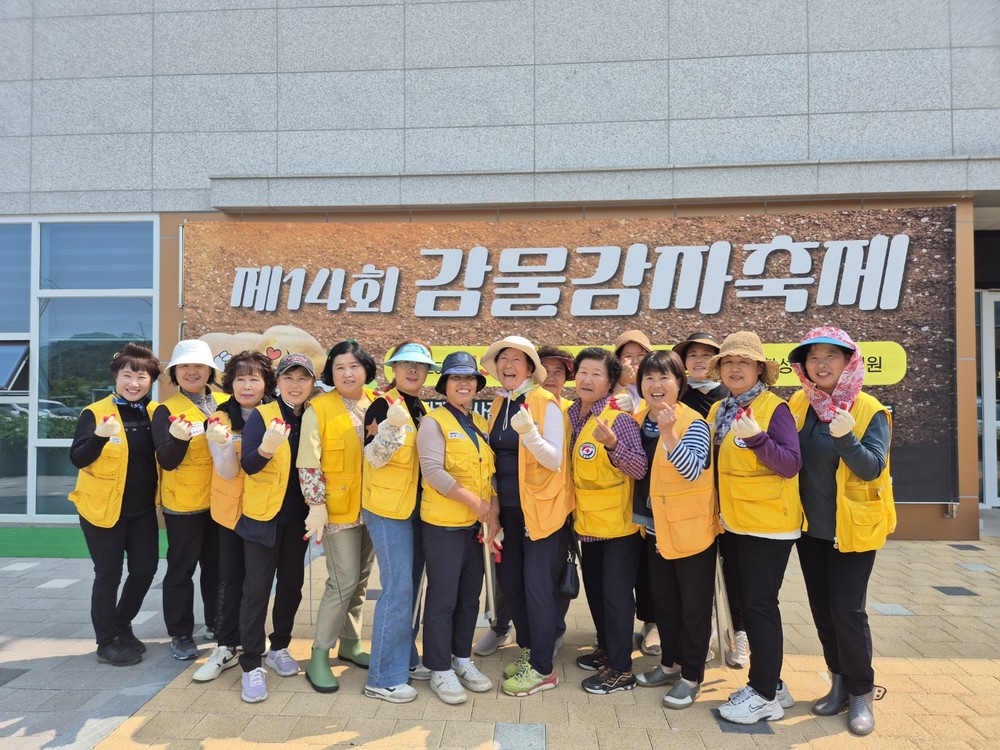 감물면 적십자봉사회, 감자축제 앞두고 주요 도로변 환경정화활동 실시