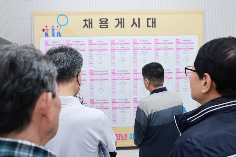 구직자 발길 이어져…구로구 중장년 일자리박람회 성황