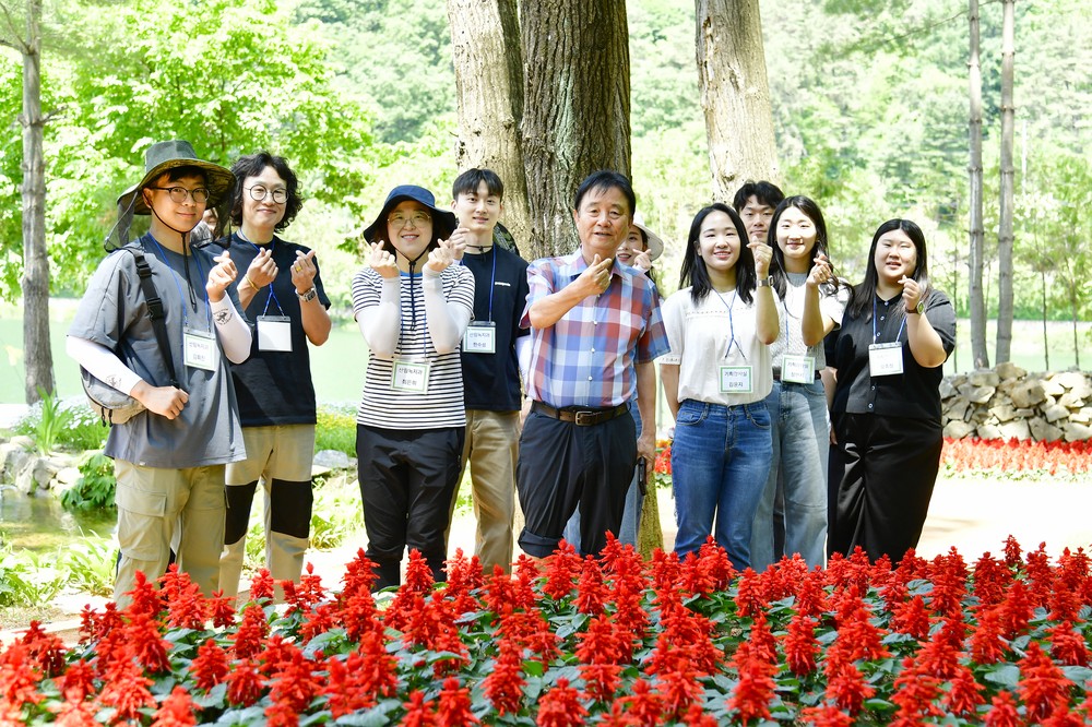 화천군수와 MZ 세대 공직자, 맨발로 황톳길 걸으며 간담회