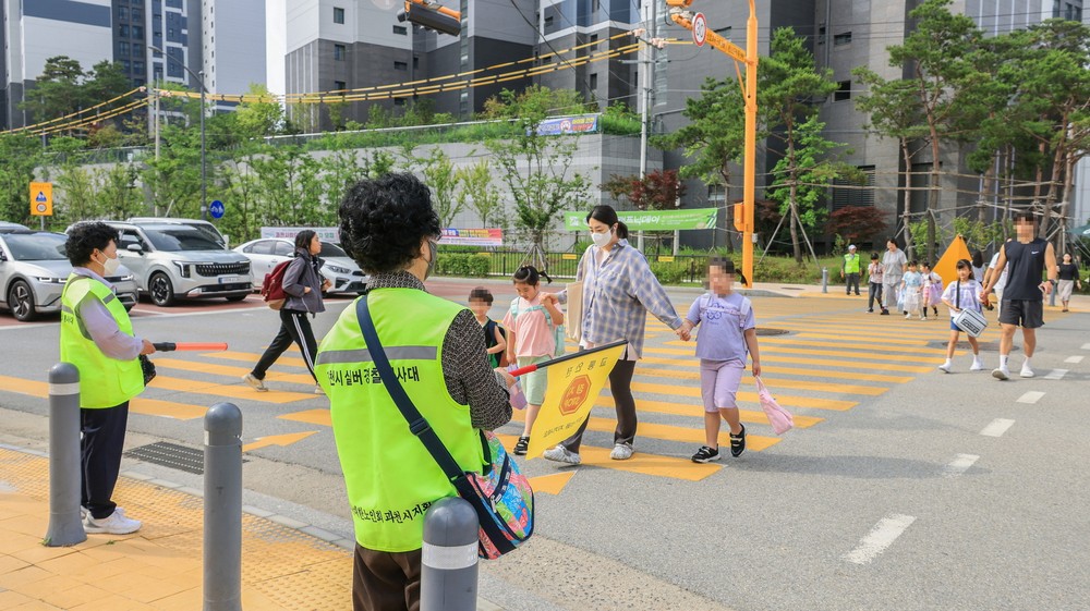 과천시 실버경찰봉사대, 초등학교 앞 어린이 등굣길 지킨다