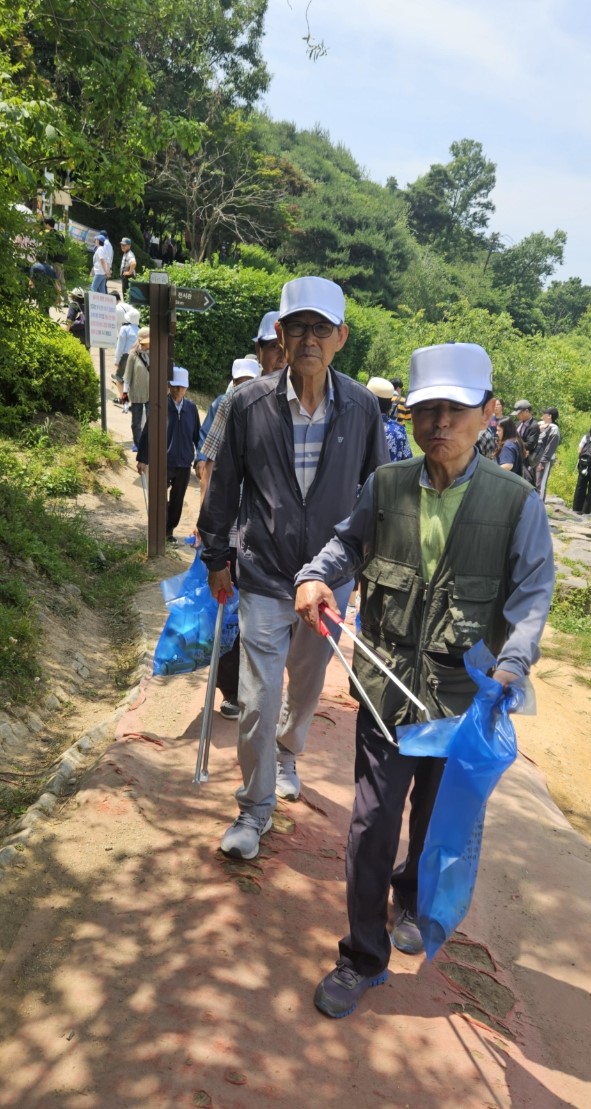 진천군 행정동우회, 농다리 자연정화활동 펼쳐