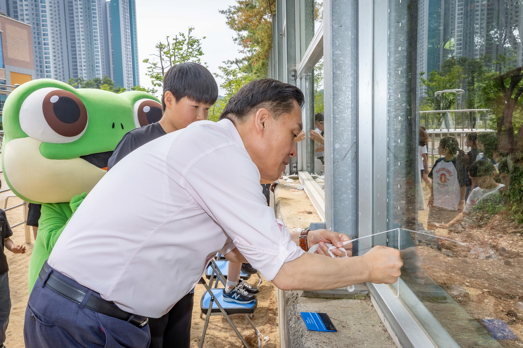 이재준 수원시장, 송림초등학교 학생들과 함께 투명 방음벽에 야생조류 충돌방지 테이프 붙였다