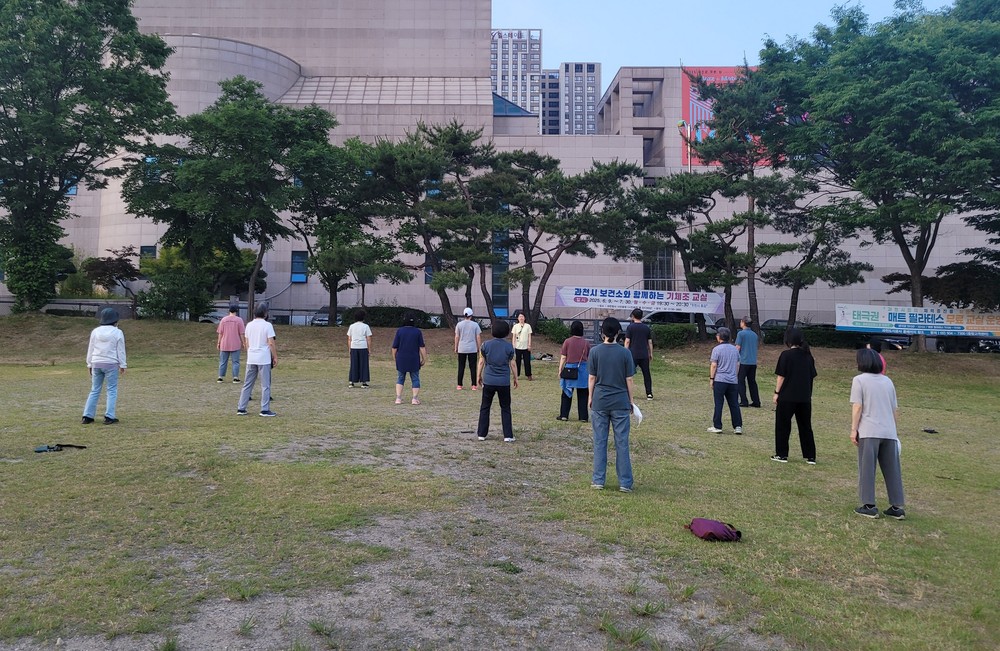 과천시, ‘야간 야외 운동교실’ 운영…퇴근 후 건강 챙기세요
