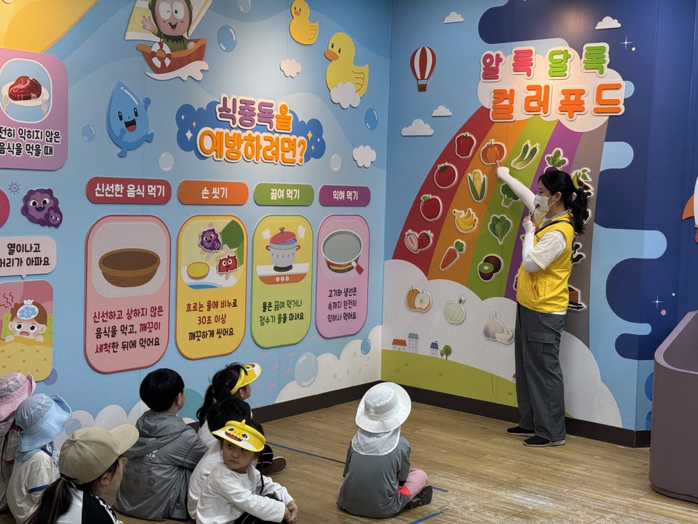 특화프로그램 '나는! 꼬마농부' 실시 중, 텃밭을 활용한 다양한 작물 수확 체험 진행 중