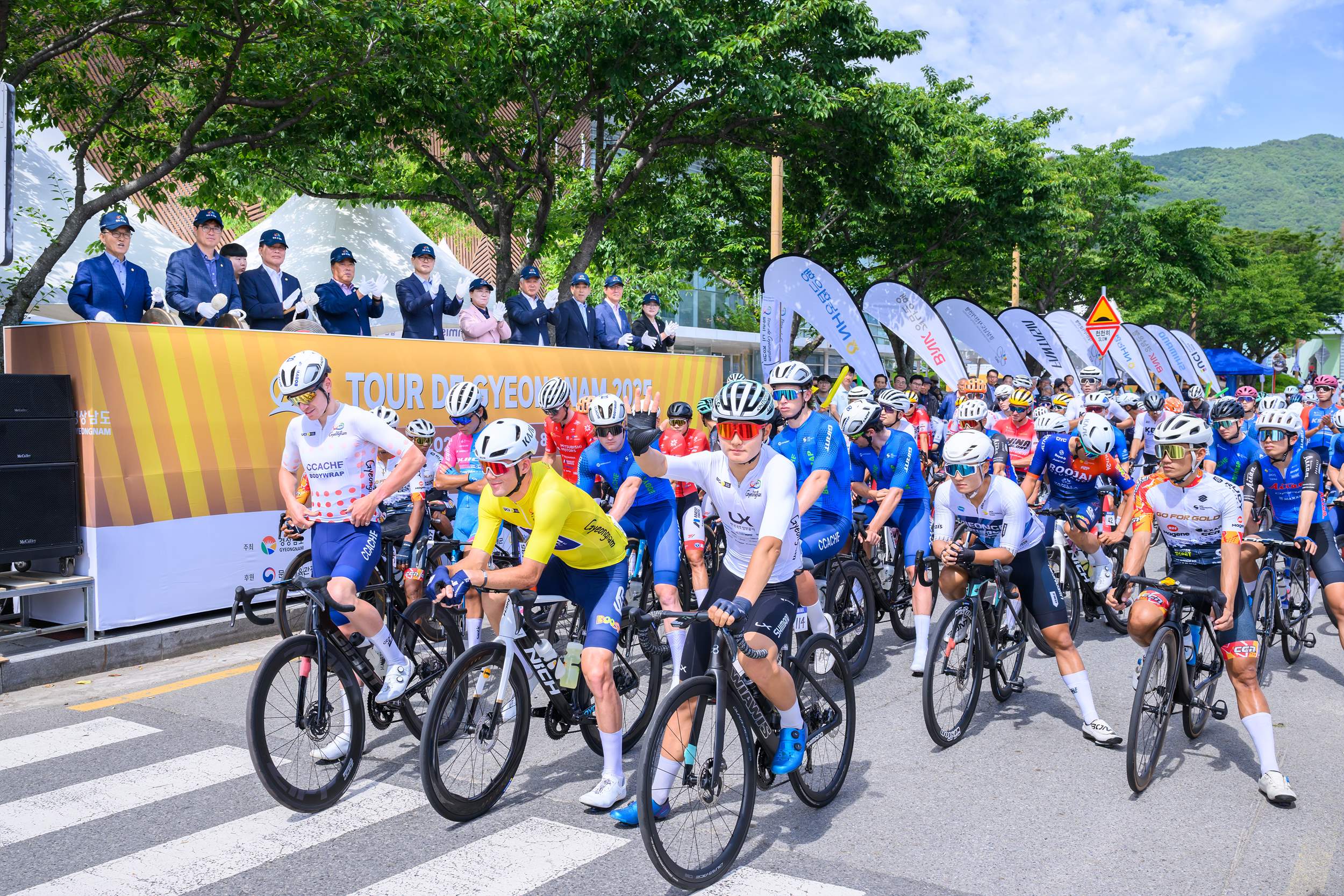 ‘투르 드 경남 2025’남해 구간 대회 성료
이순신 장군 승전지 따라 123km 달려
‘남해군의 아름다운 비경 전세계에 알리다’