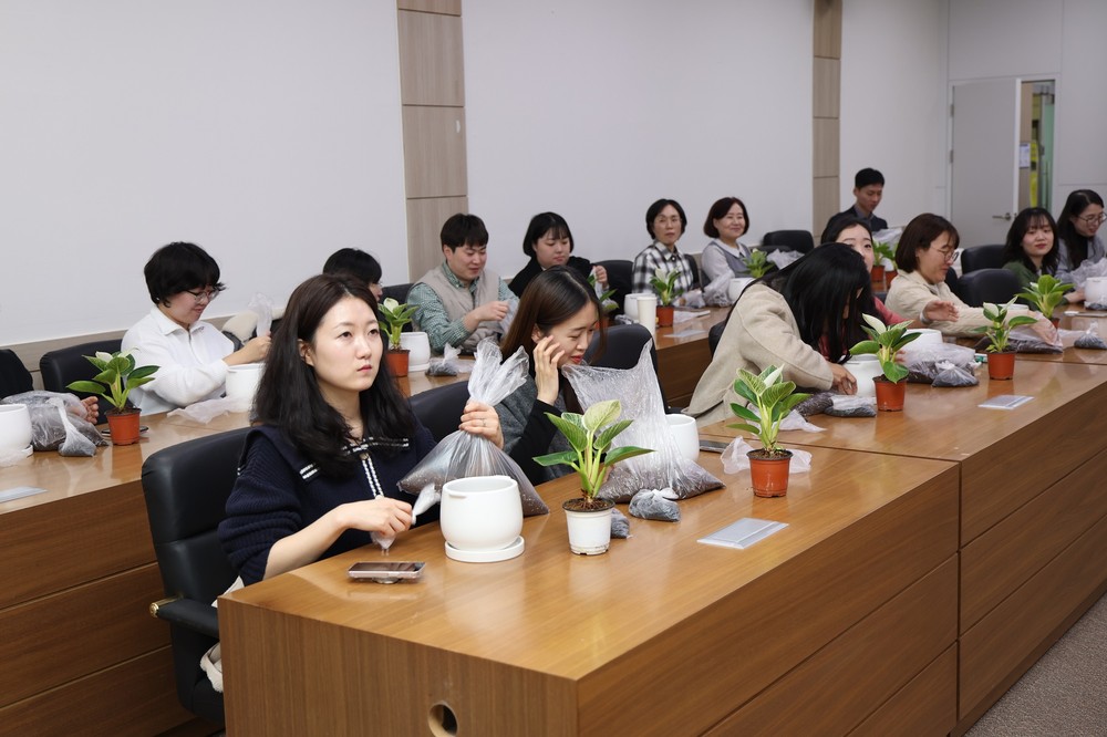 동해시, 직원 대상 반려식물 기르기 교육 성황리에 마쳐