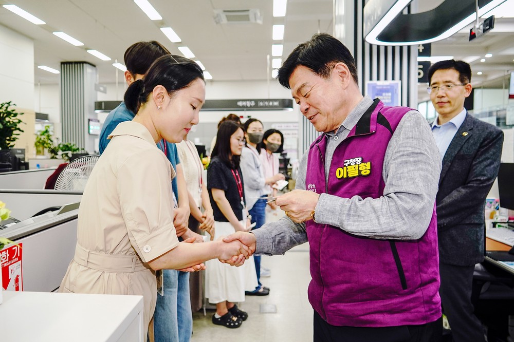 이필형 동대문구청장, 종합민원실 연장근무 직원 격려