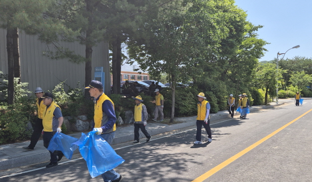 파주시 장단면 실버경찰대, 해마루촌 주요 도로변 청결활동 실시