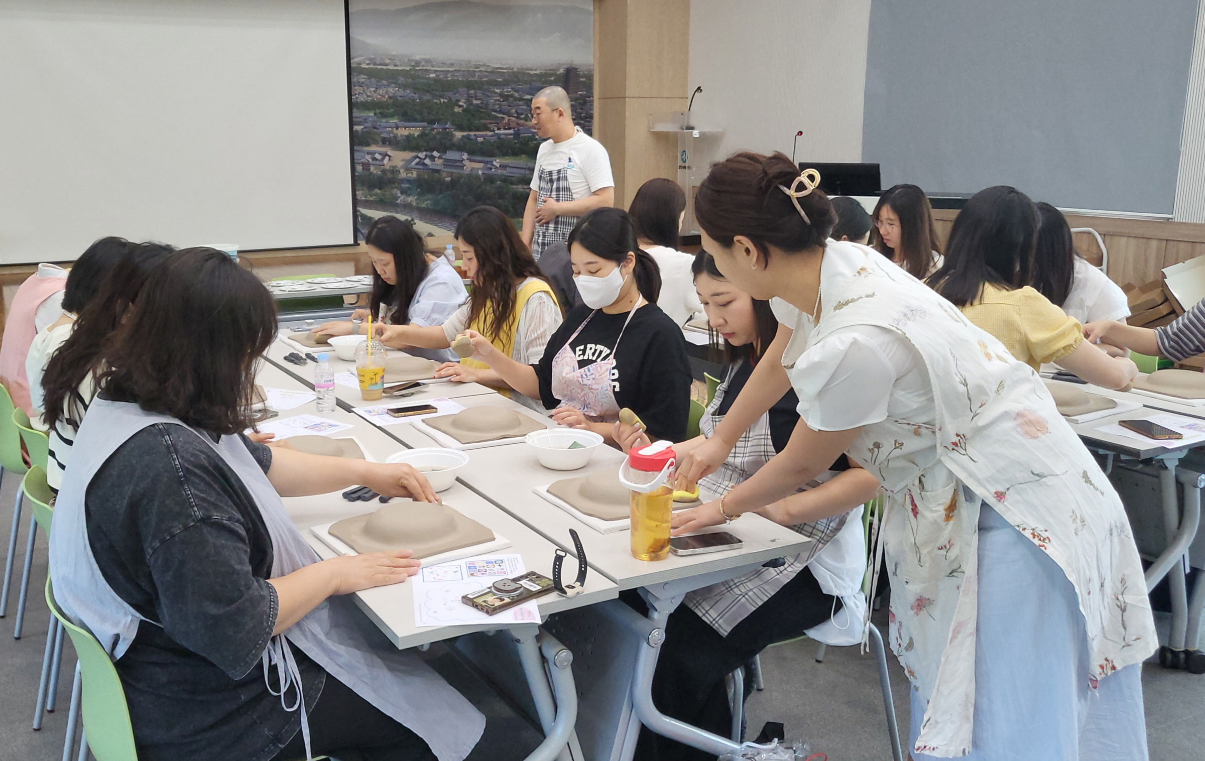 경주시보건소, 임산부 대상 도예 태교교실 운영…정서 안정과 창작의 기쁨 선사
도자기에 담은 태명…흙으로 전하는 엄마의 온기
정서적 안정과 태아 교감 위한 감성 태교 프로그램 마련