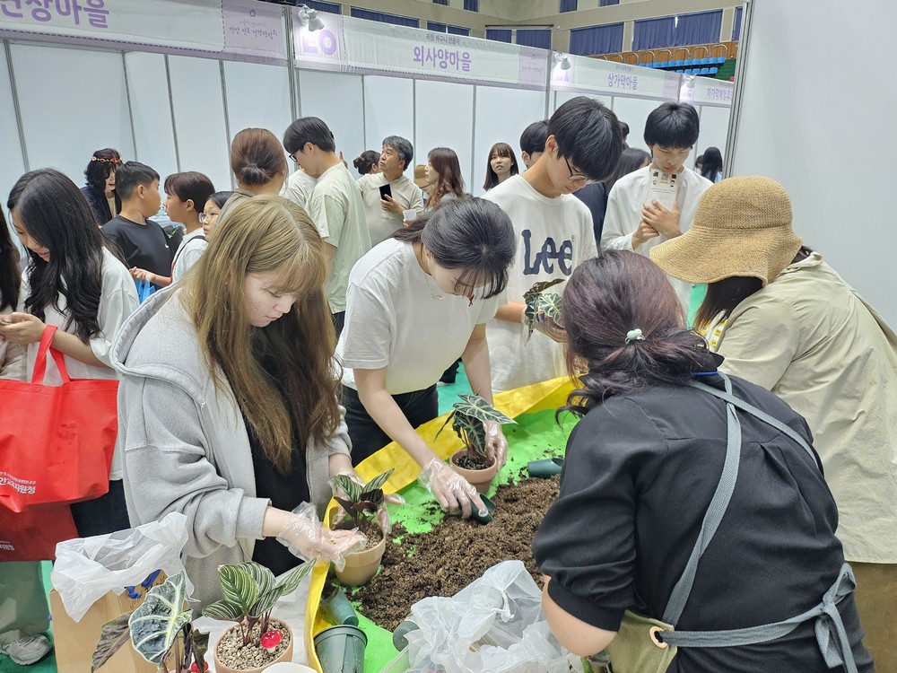 진안군 농촌체험휴양마을 진로교육 현장에 함께해
= 마을과 함께하는 2025 진안 진로·진학박람회 참여 =