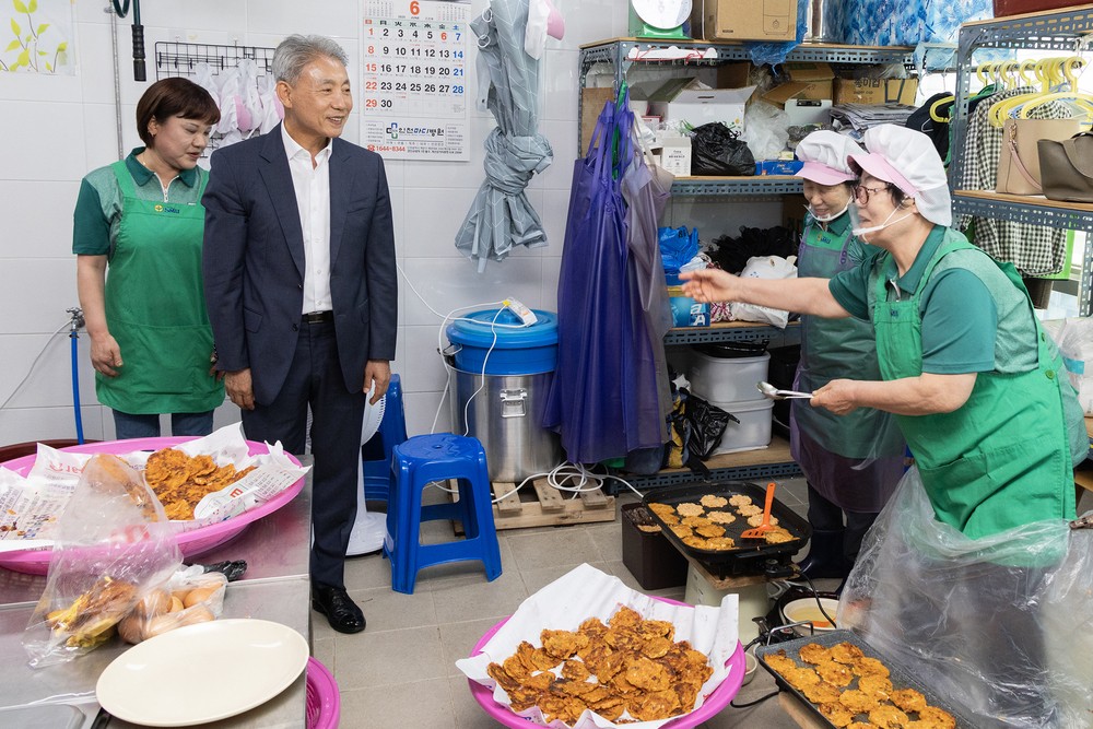 윤환 계양구청장, 계양3동 새마을부녀회 바자회 현장 찾아 격려