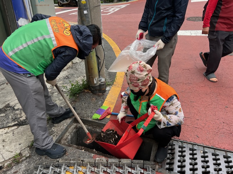 담배꽁초가 홍수 부른다...성북구 안암동 긴급 빗물받이 정비