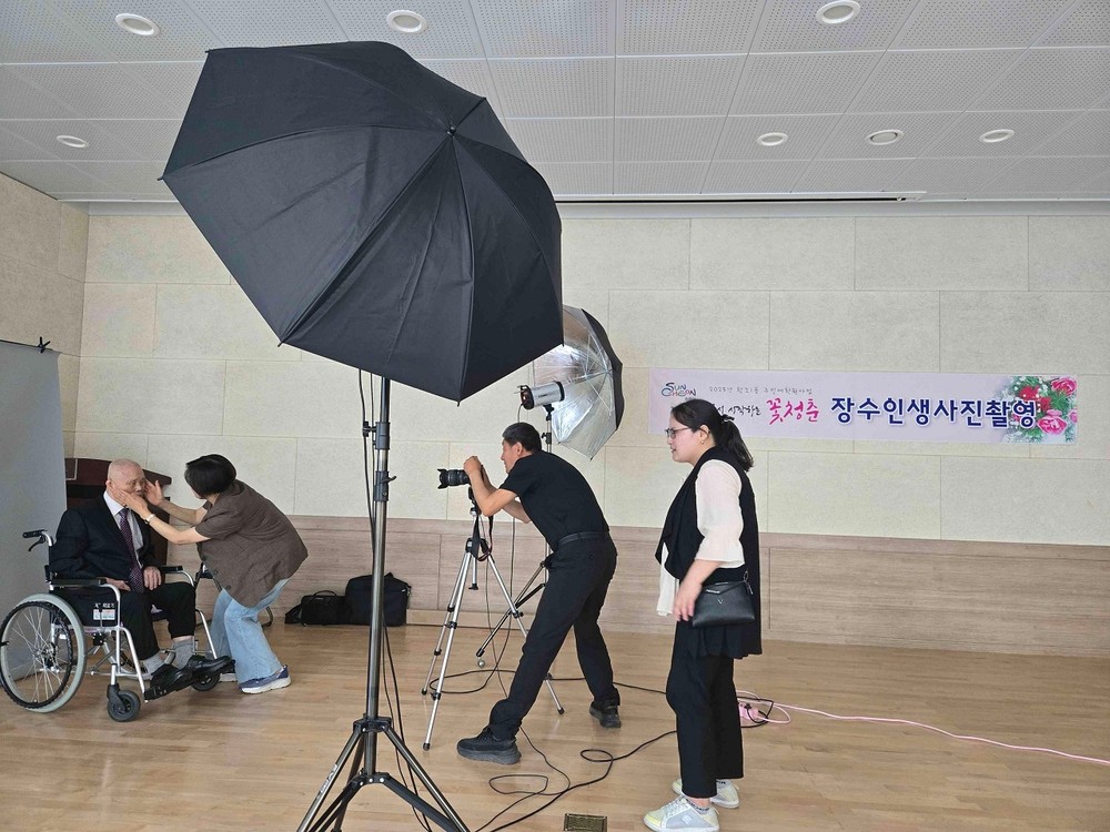 순천시 왕조1동 주민자치회, ‘다시피어나라 꽃청춘 장수인생사진’ 촬영