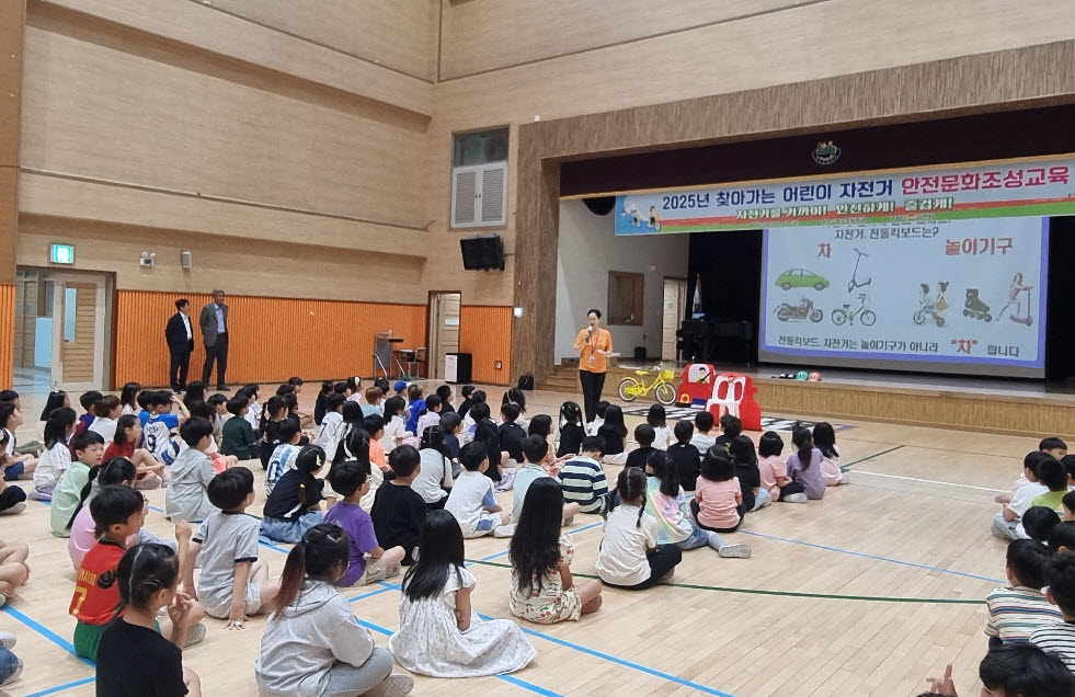 작은 손, 큰 안전. 두 바퀴로 배우는 안전!