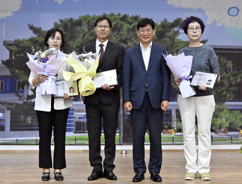 장수군, 2025년 상반기 직원 이퇴임식 개최