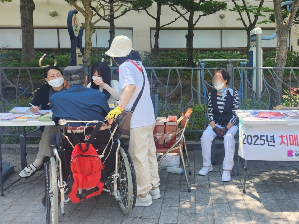 하단1동 행정복지센터·부산노인전문제4병원 합동 ‘찾아가는 치매인식개선 캠페인’ 실시