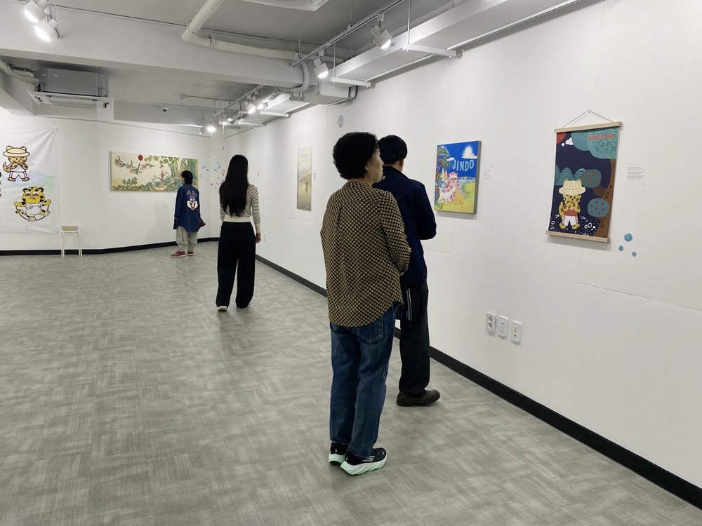 진도군 옥주골창작소에서 열린 협업 전시 ‘윤성실 작가’와 광양 민화가 ‘박기량 작가’의 <시간이 머문 골목>