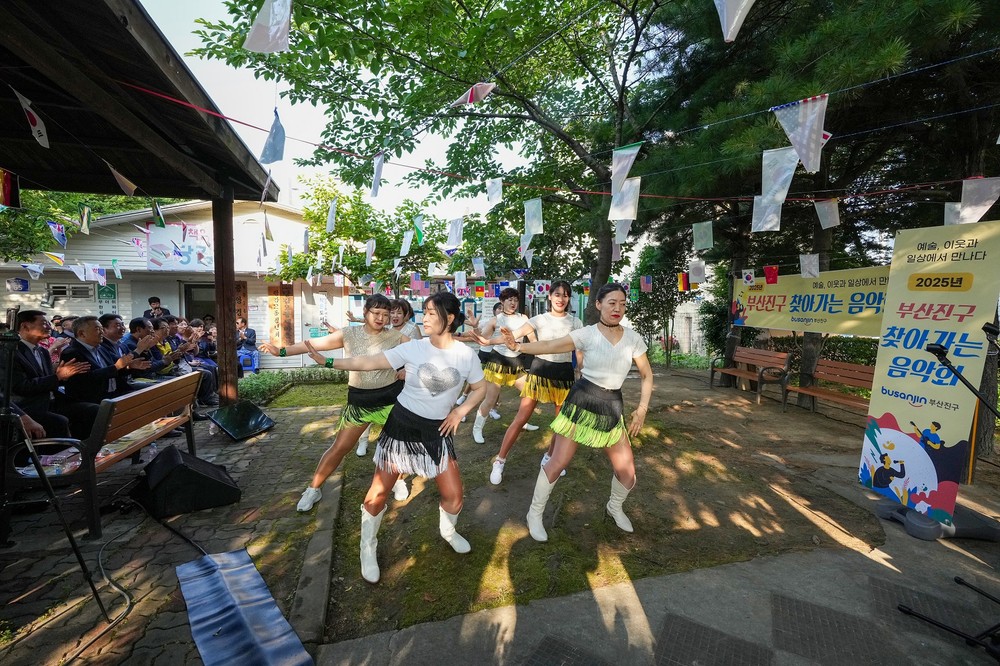 ‘부산진구 찾아가는 음악회’ 어르신들의 웃음꽃과 어깨춤이 절로