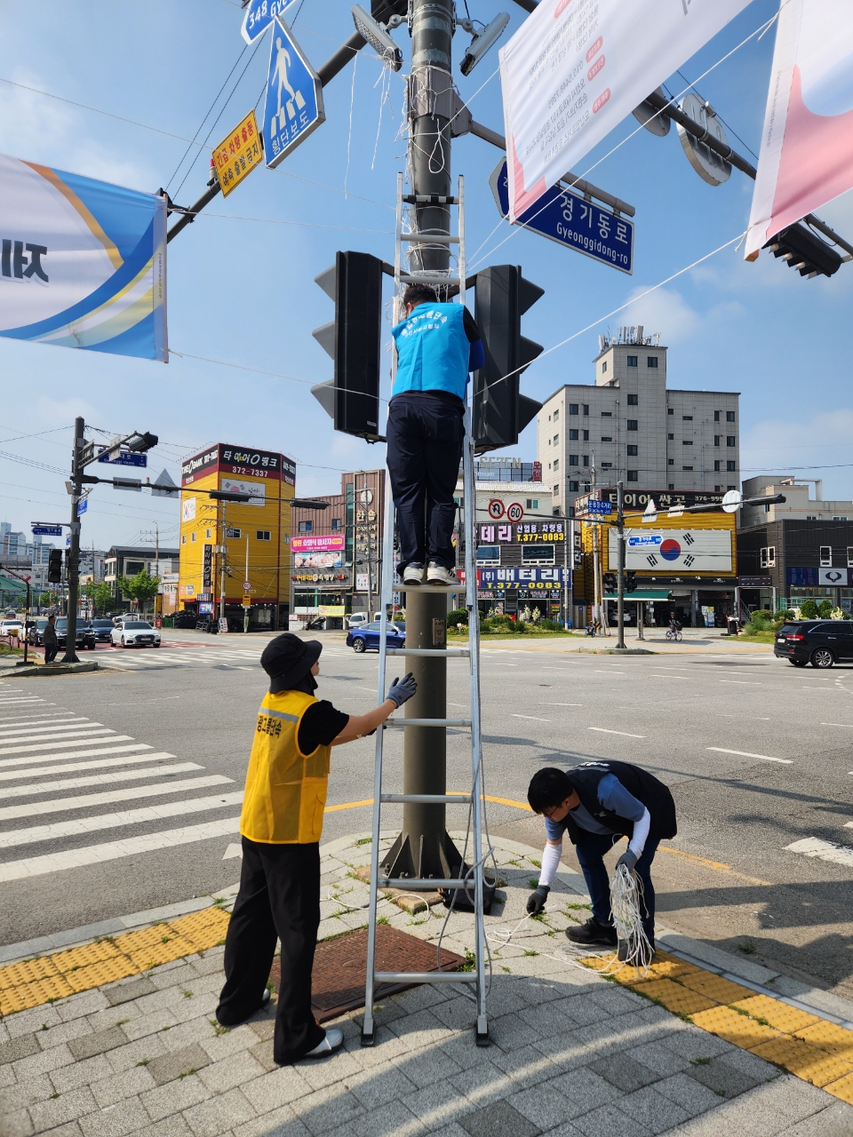 오산시, 불법 현수막 잔여물 집중 제거로 깨끗한 도시환경 조성