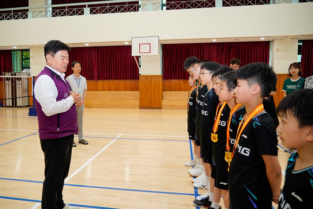 동대문구, 서울시장기 우승한 전곡초 배드민턴부 격려