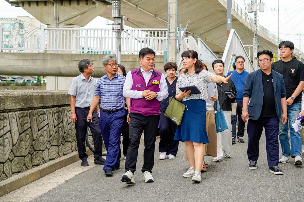이필형 동대문구청장, 정릉천 인근 주택가 점검 나서