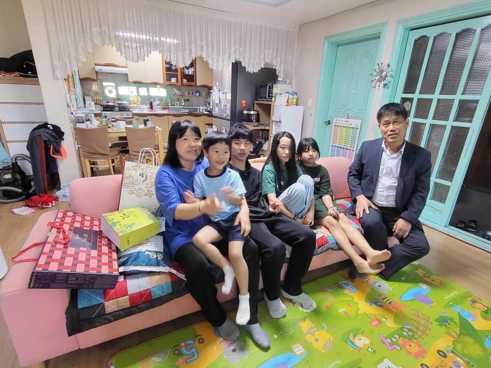 영춘면, 가족사랑 담은 ‘행복꾸러미’ 전달