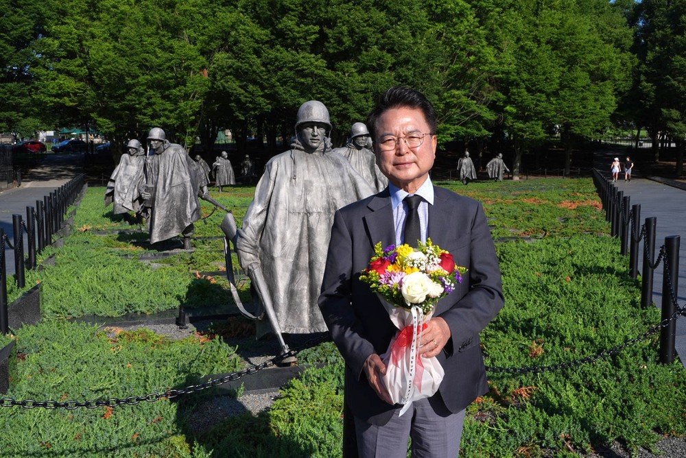 육동한 춘천시장 한국전쟁 참전용사 기념비 찾아 헌화