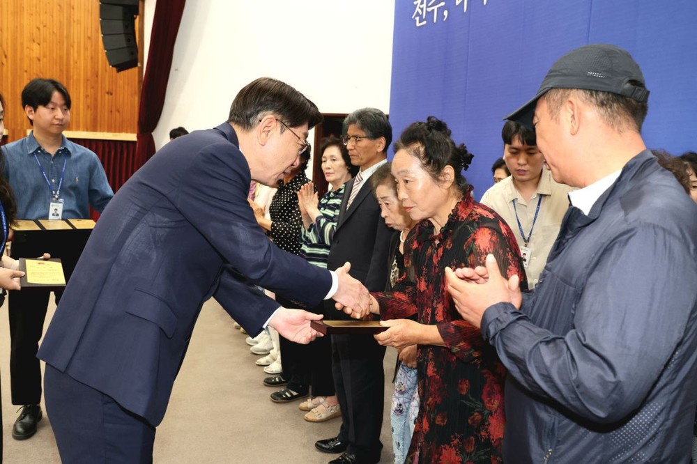 임기 만료 퇴직통장 320명에 공로패 수여