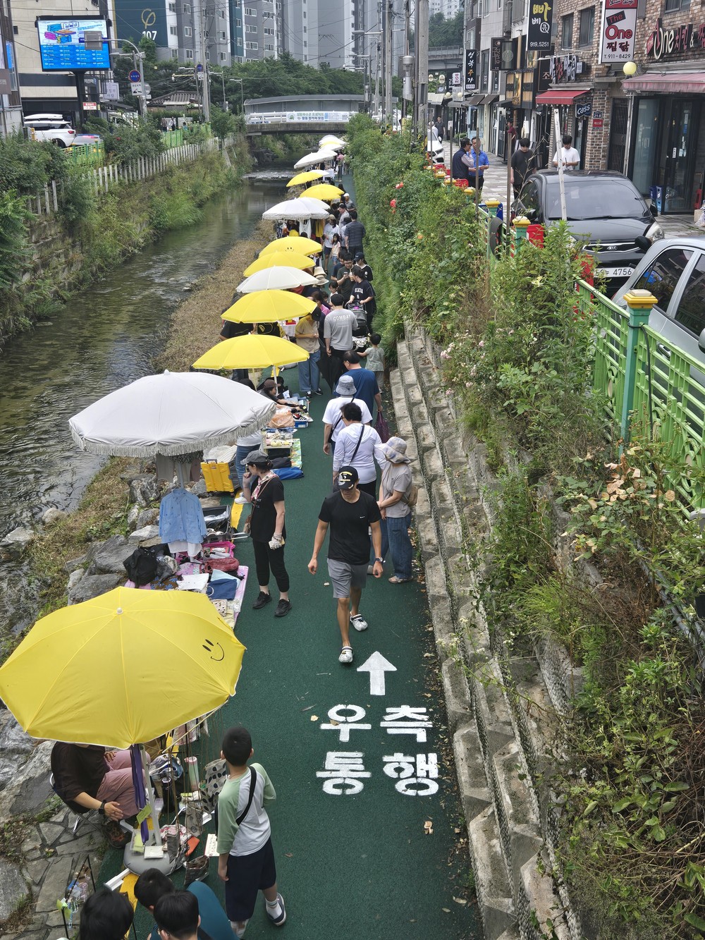 성북구, 정릉천변·정릉시장서 첫 개울장 성료…주민 참여·전통시장 활성화 ‘두 토끼’ 잡아