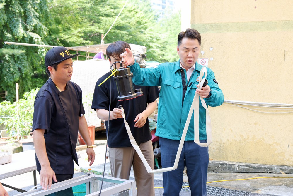 오언석 도봉구청장, 쌍문동 침수취약지역 찾아 양수기 작동법 교육