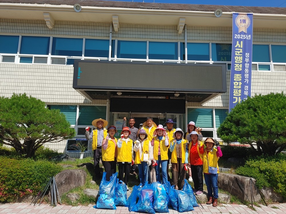 무더위 속에서도 빛나는 지역사랑! 증산면 주민자치위원회 환경정화 활동
