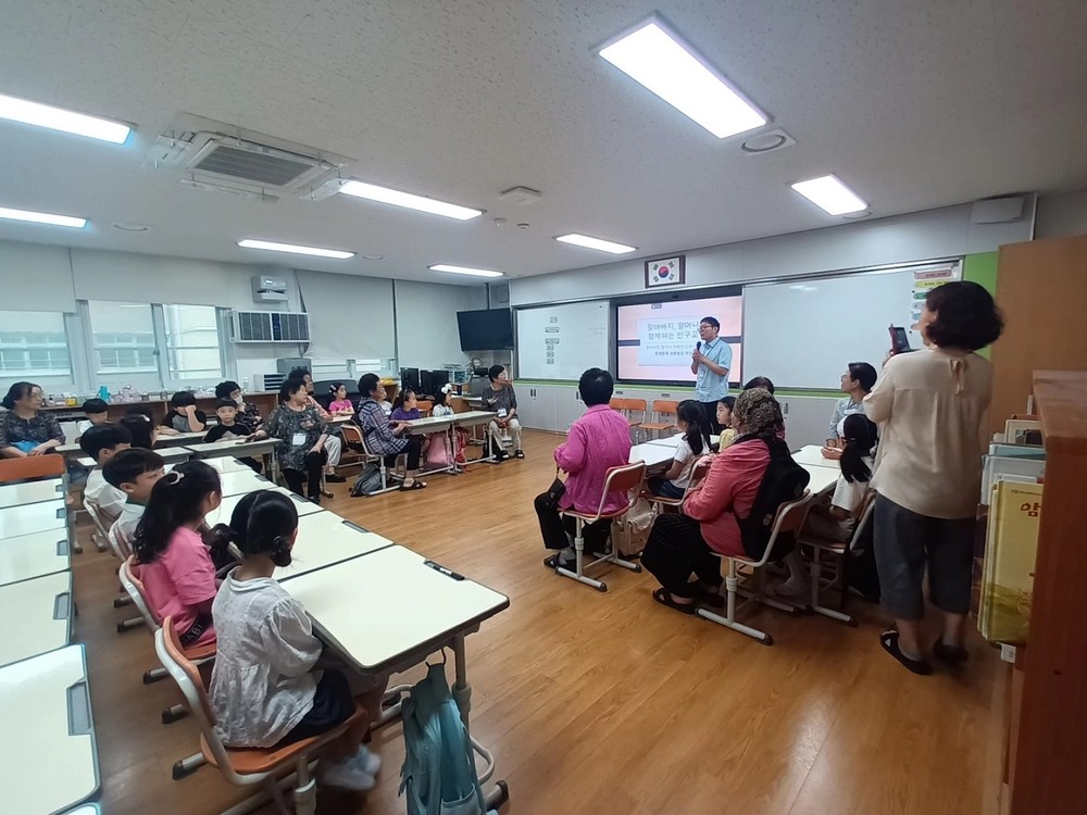 순천시 성인문해학교 만학도, 어린이 선생님과 학교에서 만나다