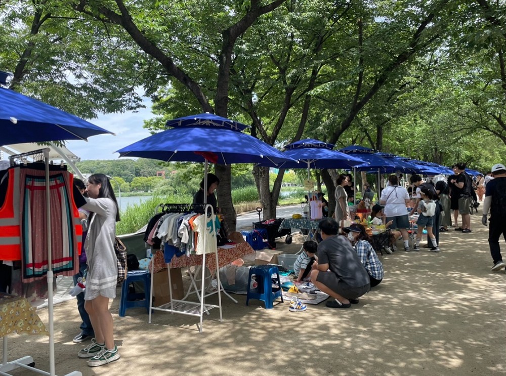 수성 벼룩시장, 자원 재활용도 하고 이웃도 돕고!