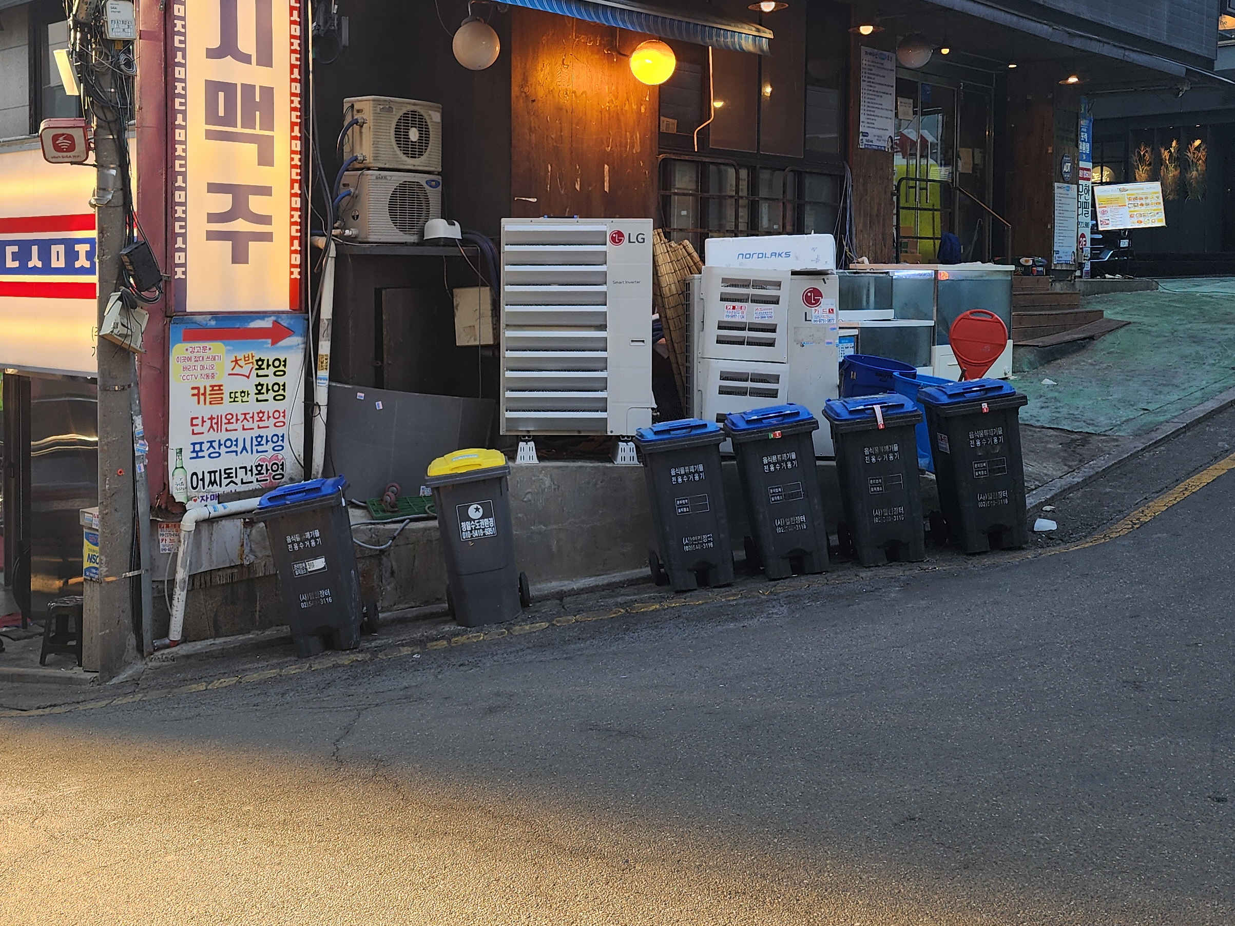 강남구, 여름철 음식물 악취 해결 위해 소형음식점 수거용기 세척 시범사업