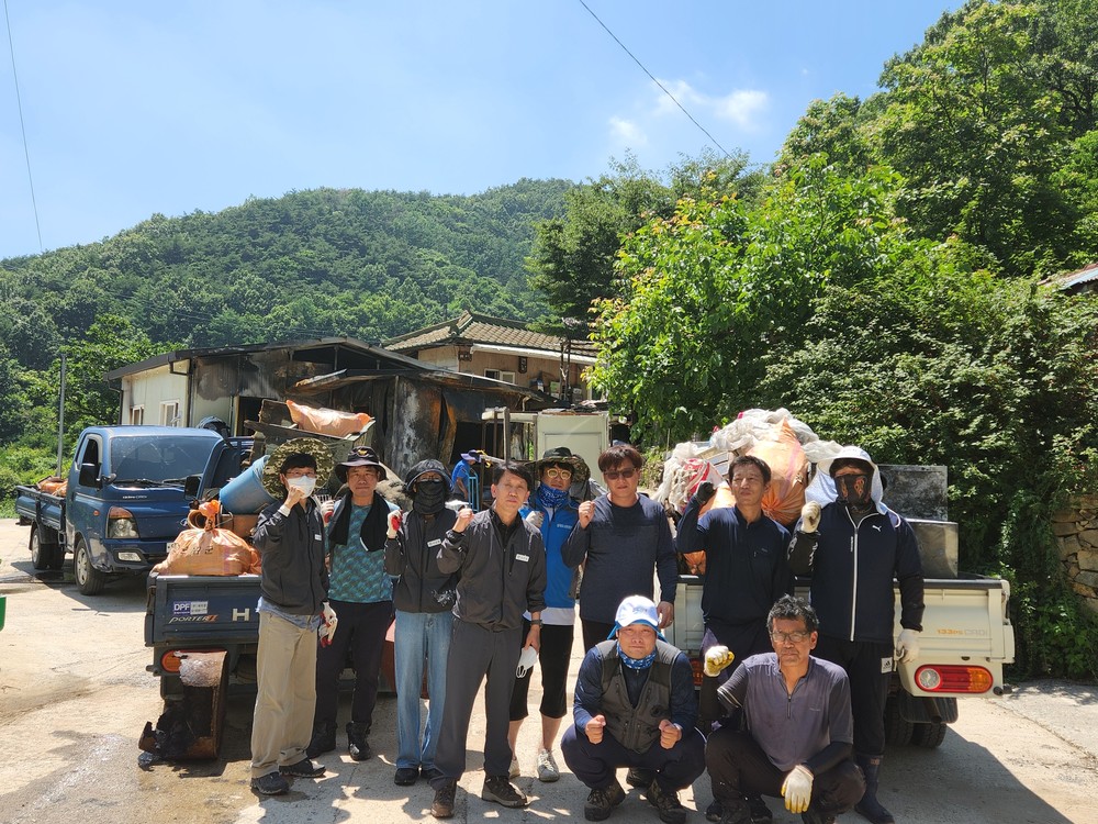 대구 군위군 삼국유사면 청년회, 화재 피해 가정 복구 위해 구슬땀