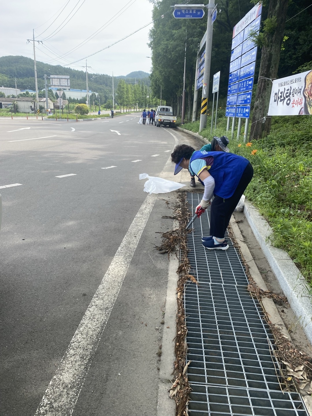 바르게살기운동 회화면위원회, 집중호우 대비 적치 폐기물 제거 및 환경정화 활동 실시