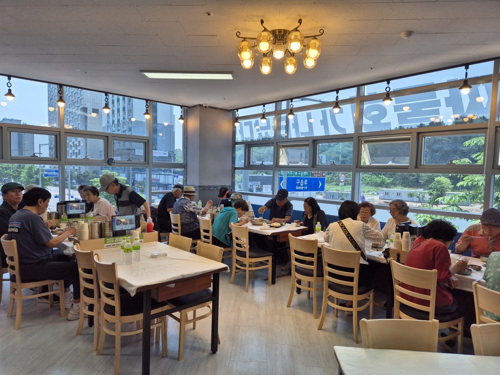 진짜물회, 영종2동 관내 경로당 이용 어르신에게 푸짐한 무료 식사