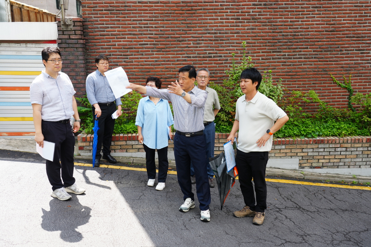 한여름 언덕길을 걷는 이승로 성북구청장, 겨울 안전 미리 챙긴다