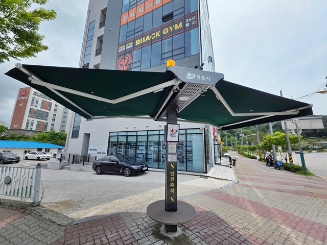 정읍시, 도심 곳곳에 ‘스마트 그늘막’…폭염 속 보행자 안전 강화