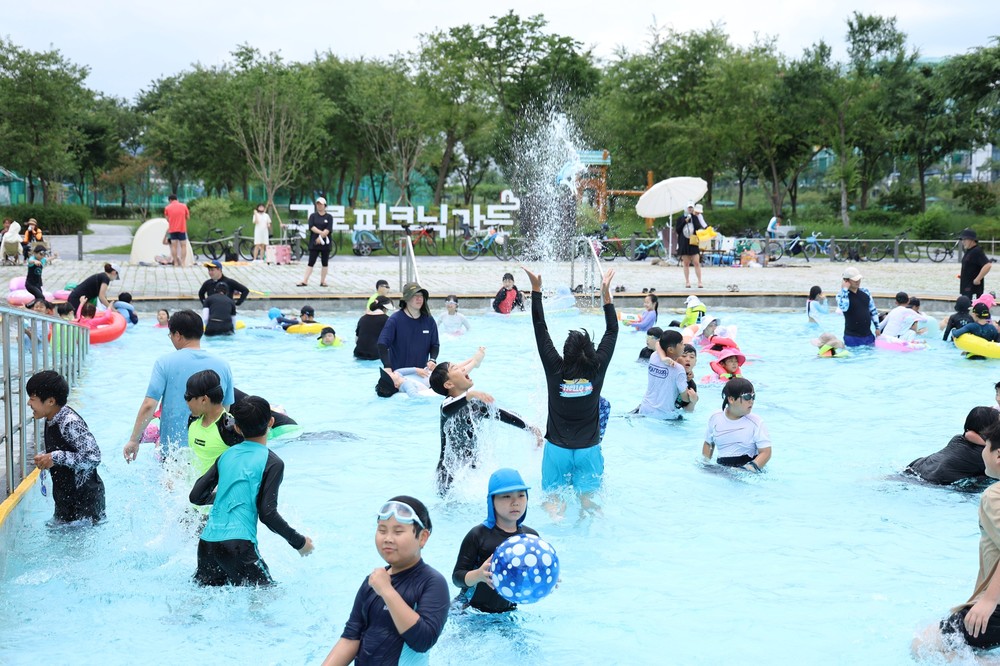 구로구, 여름 시작 알린 안양천 물놀이장 개장