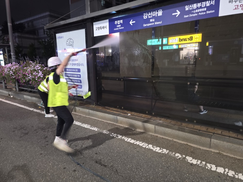 고양시 일산서구, 중앙로 BRT구간 승강장 대청소 완료…쾌적한 대중교통 환경 제공