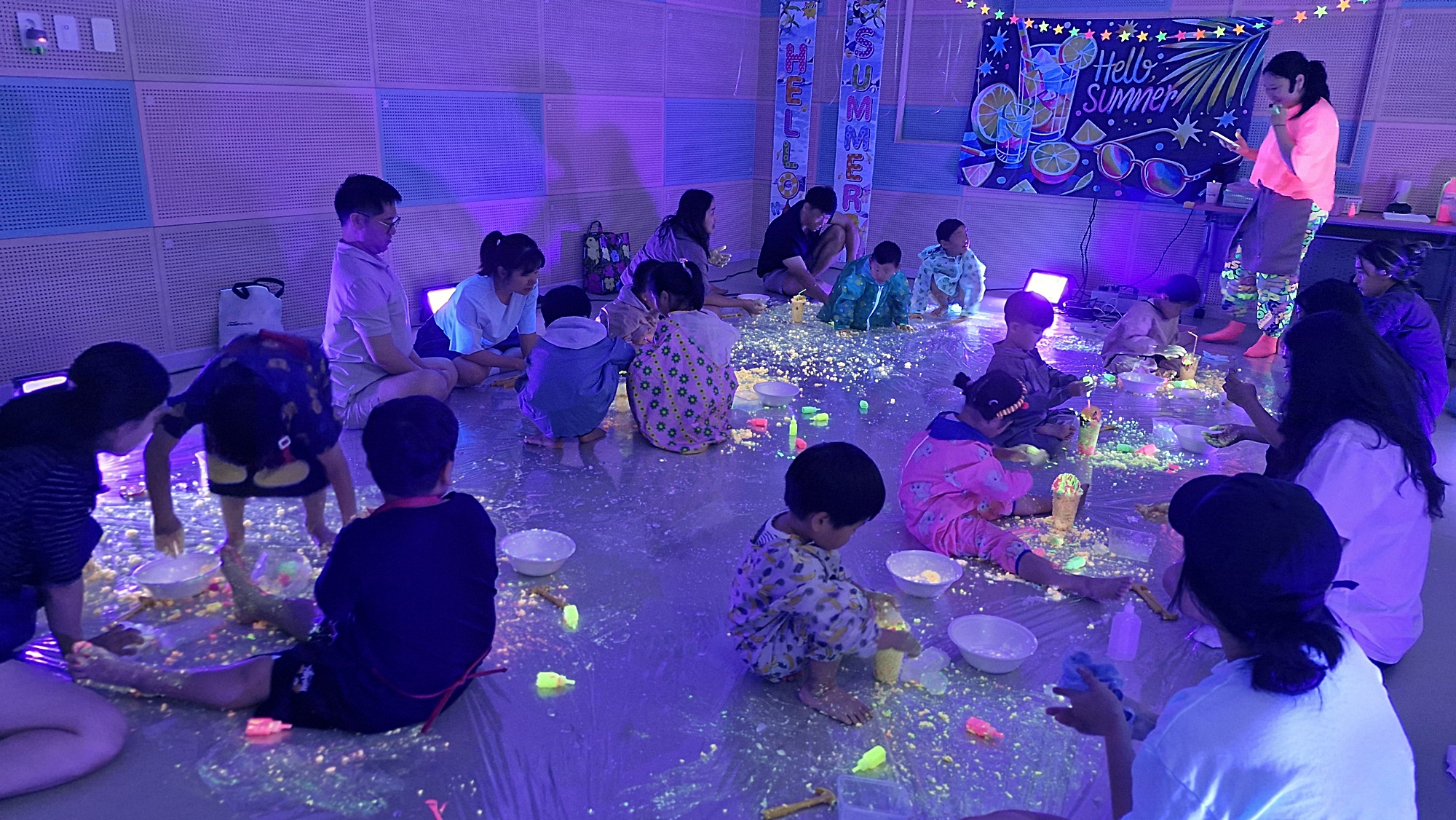 창녕군육아지원센터, 영유아 체험프로그램‘야광물감놀이’성료