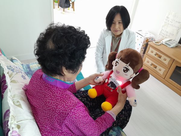 통영시, 폭염 대응 인공지능 돌봄로봇‘통영이’출동!