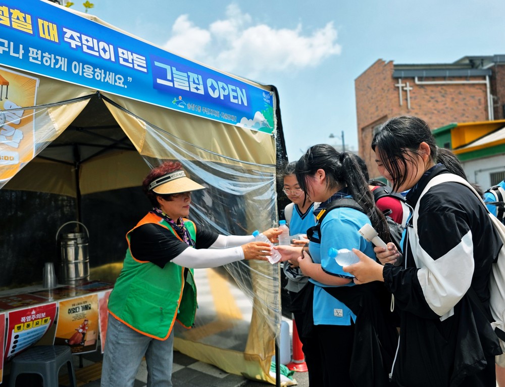 “더위 피해가세요”…광산구 송정1동, 폭염 대응 나서