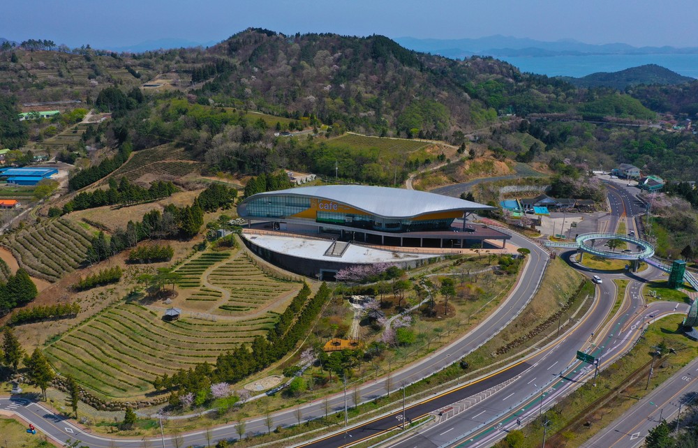김철우 보성군수 “녹차에 이어 ‘말차’하면 보성을 떠올리도록” 녹차수도 보성, ‘말차코어’ 트렌드 타고 다시 뜬다! ‘젠지세대’ 저격 말차 시리즈, 보성군 ‘말차력’ 꽉! 잡았다!